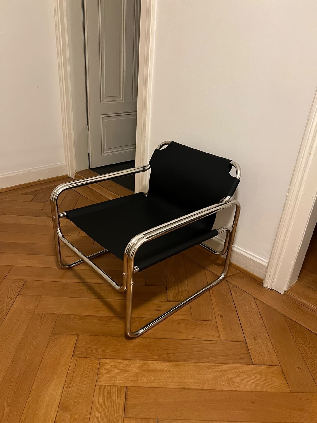Chromsessel Leder in Schwarz, schräg von vorne